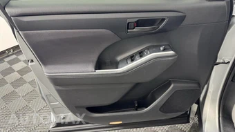 2023 Toyota Highlander LE - miniatura 12