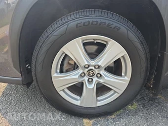 2023 Toyota Highlander LE – miniatura 8