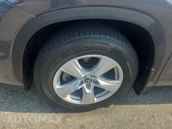 2023 Toyota Highlander LE - miniatura 8