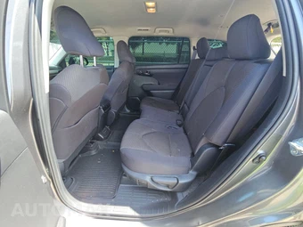 2023 Toyota Highlander LE - miniatura 9