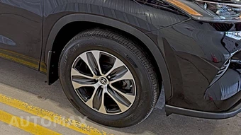 2023 Toyota Highlander XLE - miniatura 8