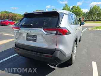2023 Toyota RAV4 LE - miniatura 3