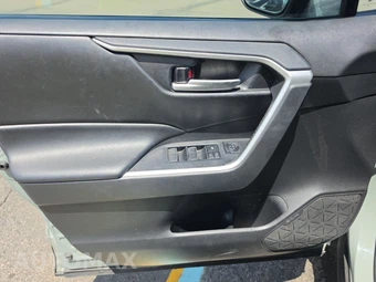 2023 Toyota RAV4 XLE - miniatura 9
