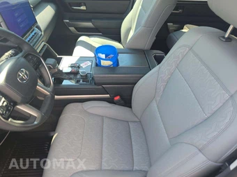 2023 Toyota Sequoia SR5 - miniatura 3