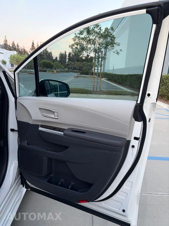2023 Toyota Sienna LE 8-Passenger 120.5" WB - miniatura 17