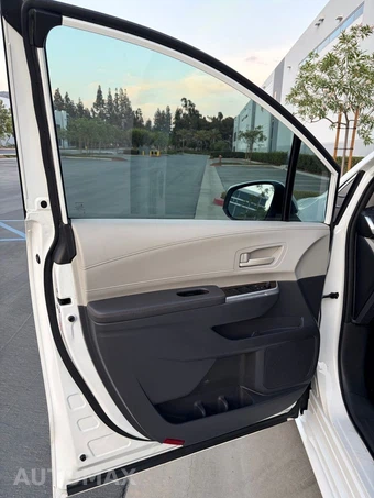 2023 Toyota Sienna LE 8-Passenger 120.5" WB - miniatura 9