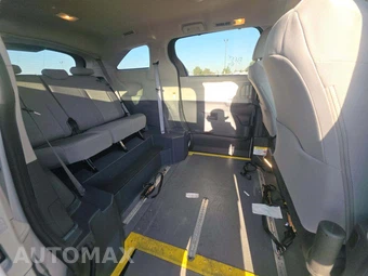 2023 Toyota Sienna LE 8-Passenger 120.5" WB - miniatura 17