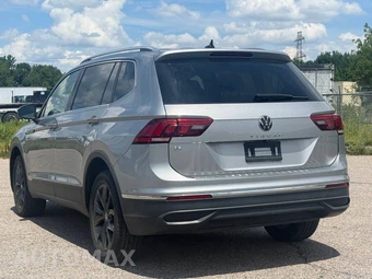 2023 Volkswagen Tiguan SE - miniatura 3