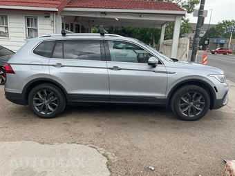 2023 Volkswagen Tiguan SE - miniatura 2