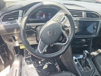 2023 Volkswagen Tiguan SE R-Line Black - miniatura 10