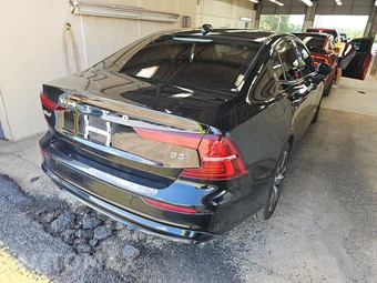 2023 Volvo S60 B5 Core Dark – miniatura 4