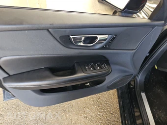 2023 Volvo S60 B5 Core Dark – miniatura 9