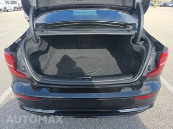 2023 Volvo S60 B5 Plus Black Edition – miniatura 16