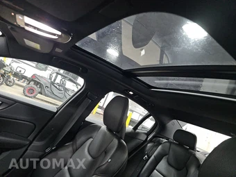 2023 Volvo S60 B5 Plus Black Edition – miniatura 17