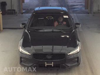 2023 Volvo S60 B5 Plus Black Edition – miniatura 2