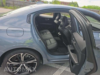 2023 Volvo S60 B5 Plus Dark – miniatura 13