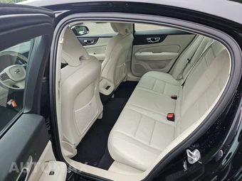 2023 Volvo S60 B5 Plus Dark – miniatura 13