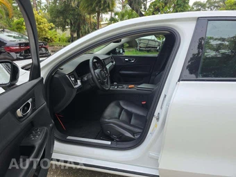 2023 Volvo S60 B5 Plus Dark – miniatura 6