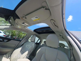 2023 Volvo S60 B5 Plus Dark – miniatura 11