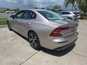 2023 Volvo S60 B5 Plus Dark – miniatura 2