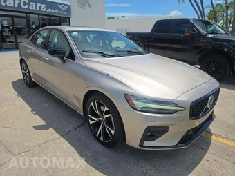 2023 Volvo S60 B5 Plus Dark – miniatura 4
