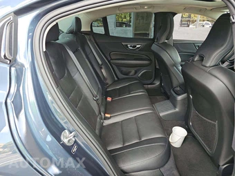 2023 Volvo S60 Recharge Plug-In Hybrid T8 Plus Dark Theme - miniatura 16