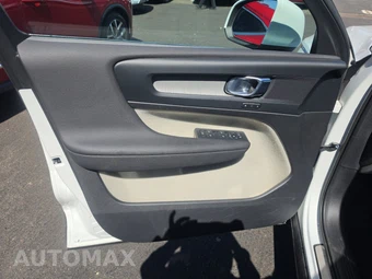 2023 Volvo XC40 B4 Plus Bright Theme – miniatura 9