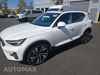 2023 Volvo XC40 B4 Plus Bright Theme