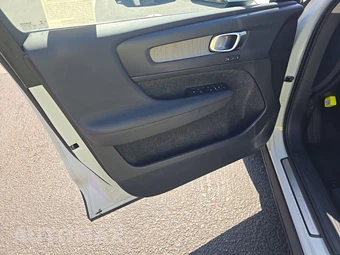 2023 Volvo XC40 B4 Plus Bright Theme – miniatura 9