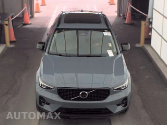 2023 Volvo XC40 B4 Plus Dark Theme – miniatura 2