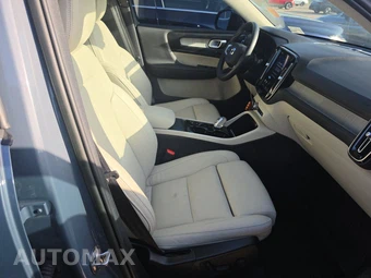2023 Volvo XC40 B4 Plus Dark Theme – miniatura 8
