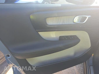 2023 Volvo XC40 B4 Plus Dark Theme – miniatura 9