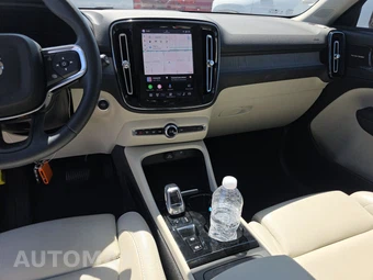 2023 Volvo XC40 B4 Plus Dark Theme – miniatura 11