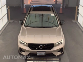 2023 Volvo XC40 B4 Plus Dark Theme – miniatura 2