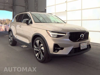 2023 Volvo XC40 B4 Plus Dark Theme – miniatura 3