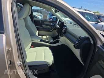2023 Volvo XC40 B4 Plus Dark Theme – miniatura 8
