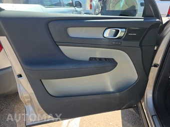 2023 Volvo XC40 B4 Plus Dark Theme – miniatura 9