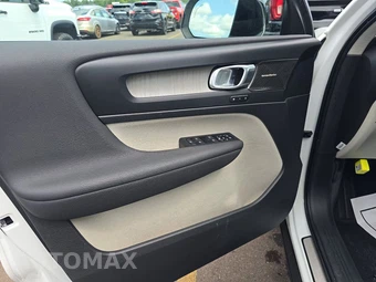 2023 Volvo XC40 B4 Ultimate Dark Theme - miniatura 9