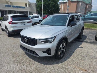 2023 Volvo XC40 B4 Ultimate Dark Theme