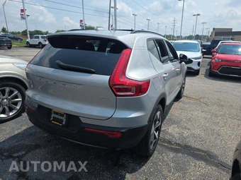 2023 Volvo XC40 B4 Ultimate Dark Theme – miniatura 3