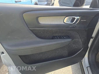 2023 Volvo XC40 B4 Ultimate Dark Theme – miniatura 9
