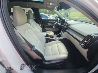 2023 Volvo XC40 B4 Ultimate Dark Theme - miniatura 8