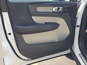 2023 Volvo XC40 B4 Ultimate Dark Theme - miniatura 9