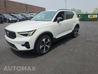 2023 Volvo XC40 B4 Ultimate Dark Theme