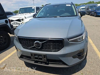 2023 Volvo XC40 B4 Ultimate Dark Theme – miniatura 2