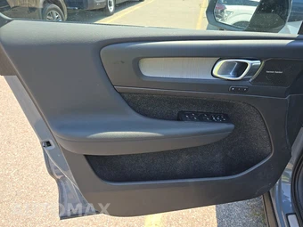 2023 Volvo XC40 B4 Ultimate Dark Theme – miniatura 9