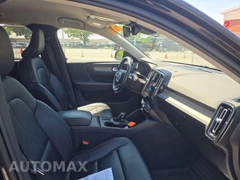 2023 Volvo XC40 B5 Core – miniatura 8