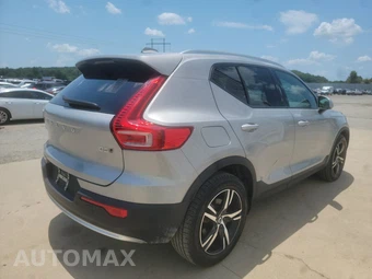 2023 Volvo XC40 B5 Core – miniatura 4