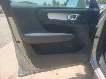 2023 Volvo XC40 B5 Core – miniatura 9