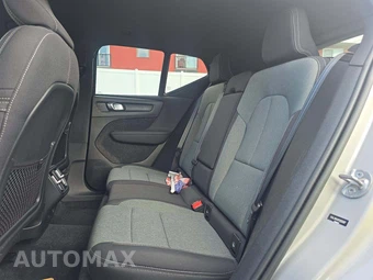 2023 Volvo XC40 B5 Core – miniatura 10
